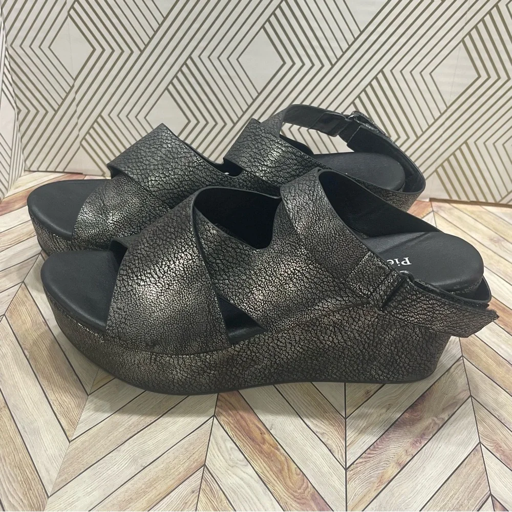 Like NEW PIERRE DUMAS natural 15 wedge sandal in‎ pewter 7 1/2 C1